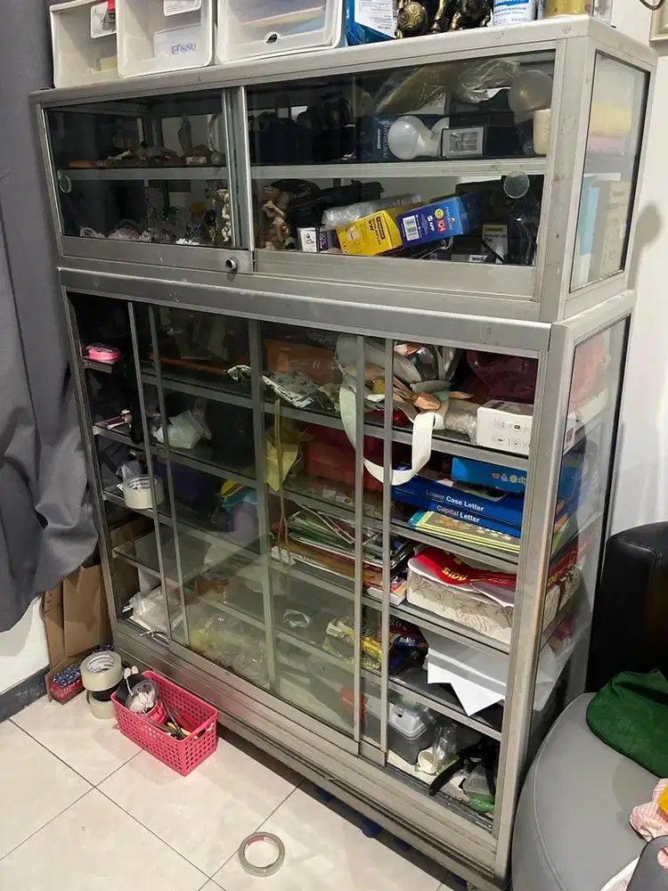 Etalase kaca buat jualan roti