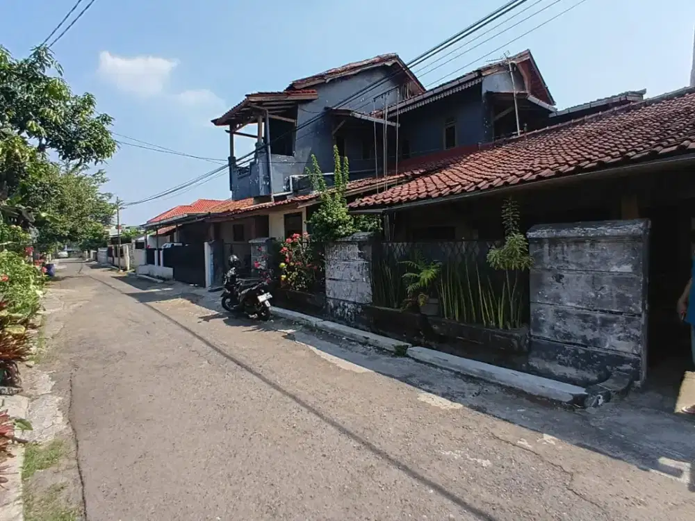 JUAL RUMAH DI BAWAH PASAR LOKASI DEKAT ALUN-ALUN CIMAHI 700 JTaan