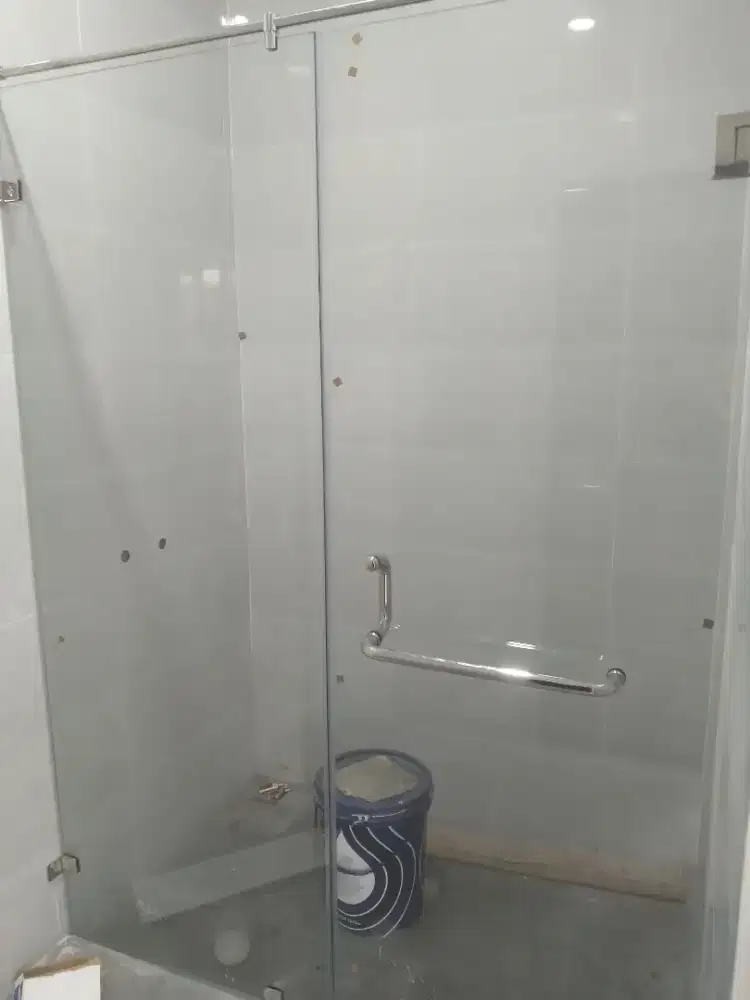 Showerglass kaca temperd 10mm kamar mandi T200cm L170cm hrg 5,9 /paket