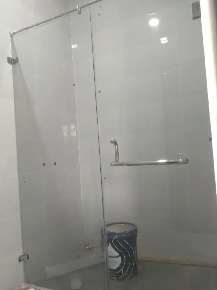 Kaca shower temperd 10mm T200cm L170cm hrg sesuai foto 5,9 jt / terpsg