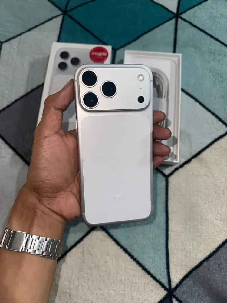 Iphone 17 promax 256 ibox silver 1 bulan pemakaian