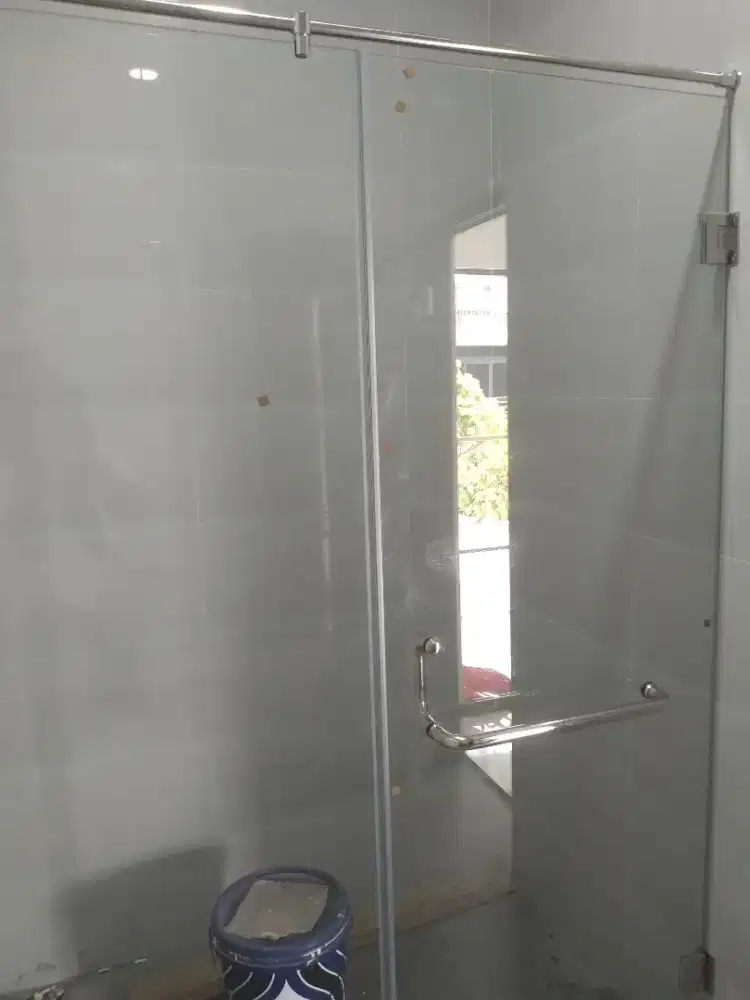 Kaca shower kamar mandi temperd 10mm T200cm L170cm hrg terpasang 5,9jt