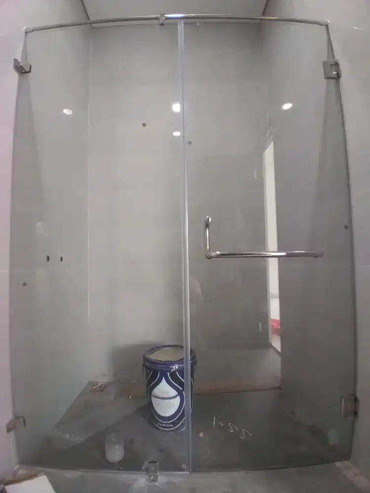 Kaca shower kamar mandi 10mm temperd T200cm L170cm hrg 1 set 5,9 jt