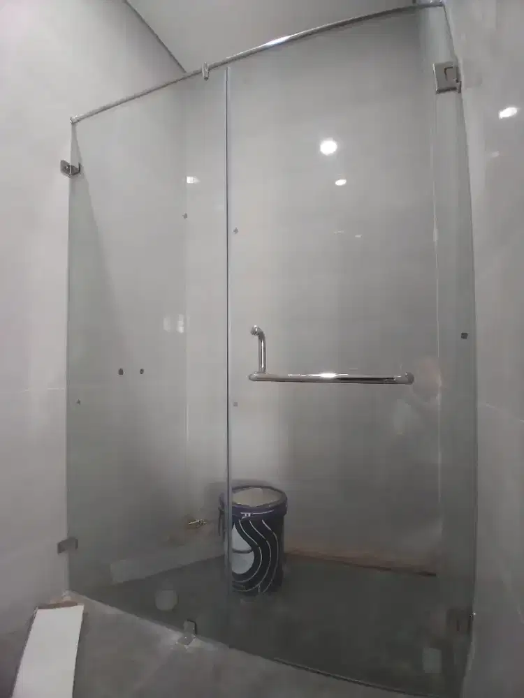 Kaca shower kamar mandi temperd 10mm T200cm L170cm hrg 1 set 5,9 jt