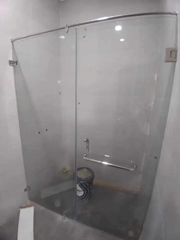 Kaca shower kamar mandi temperd 10mmT200cm L170cm hrg 1 set lgkp 5,9jt