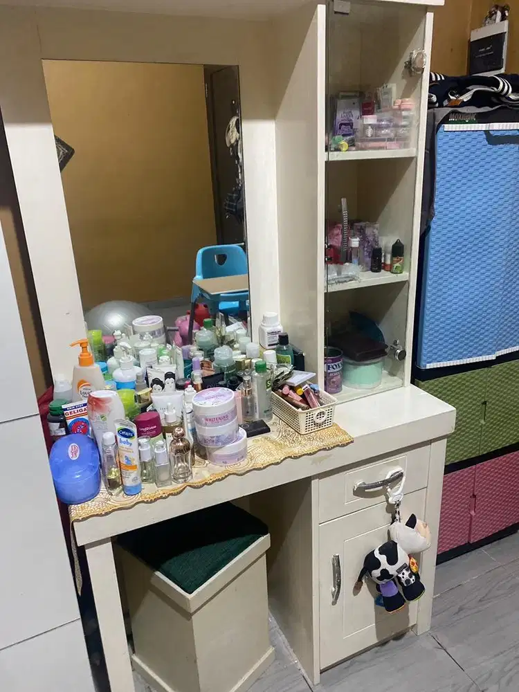 meja rias minimalis putih