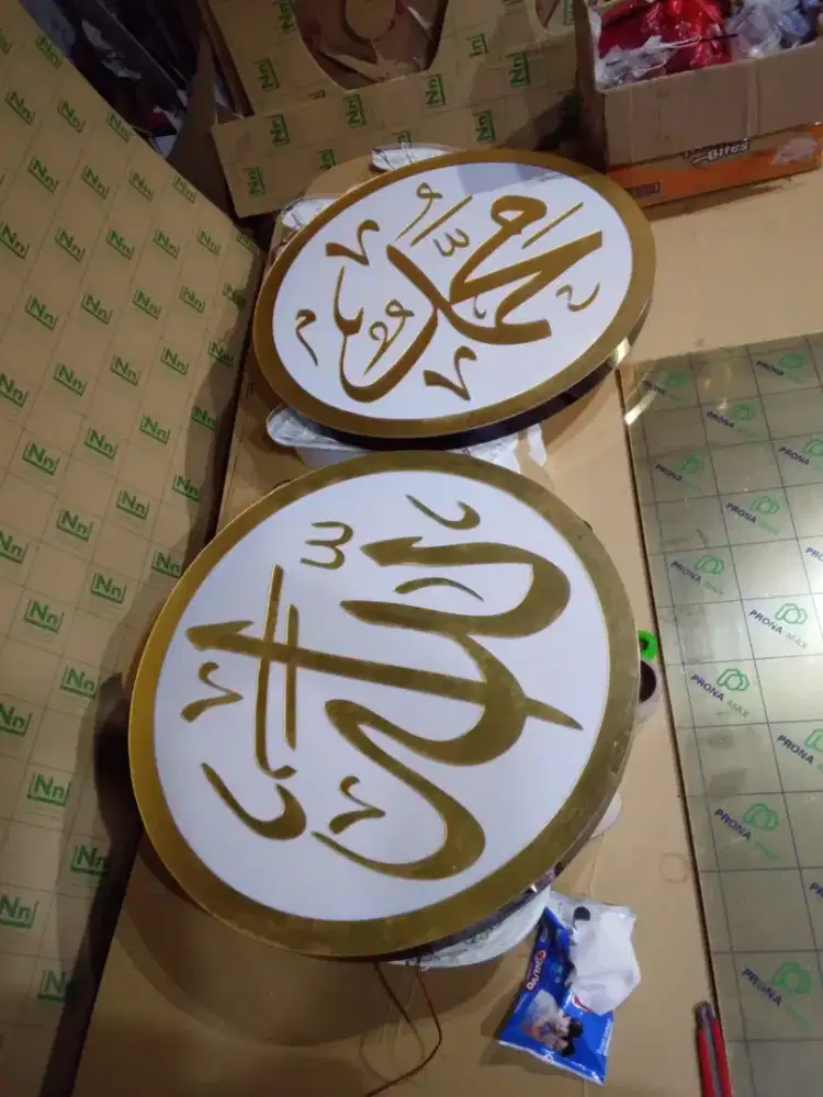 Huruf timbul dan neon box