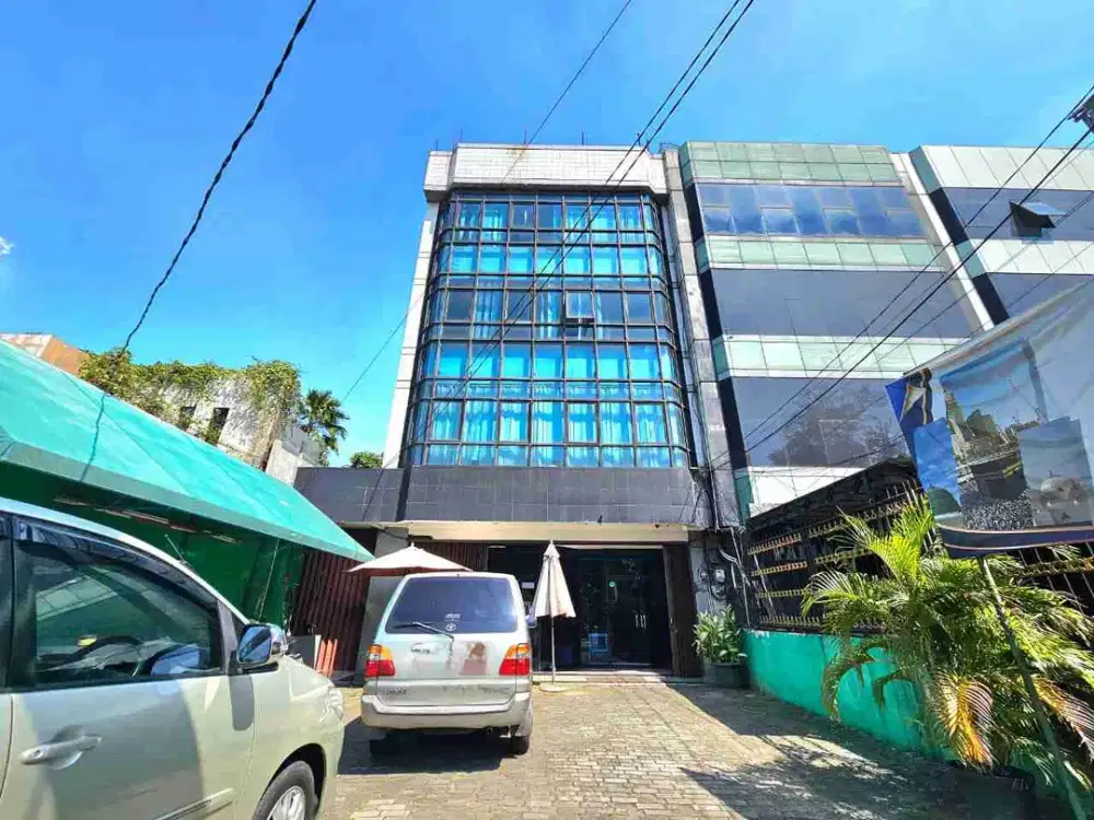 Gedung kantor pusat bisnis di jalan utama Rawamangun