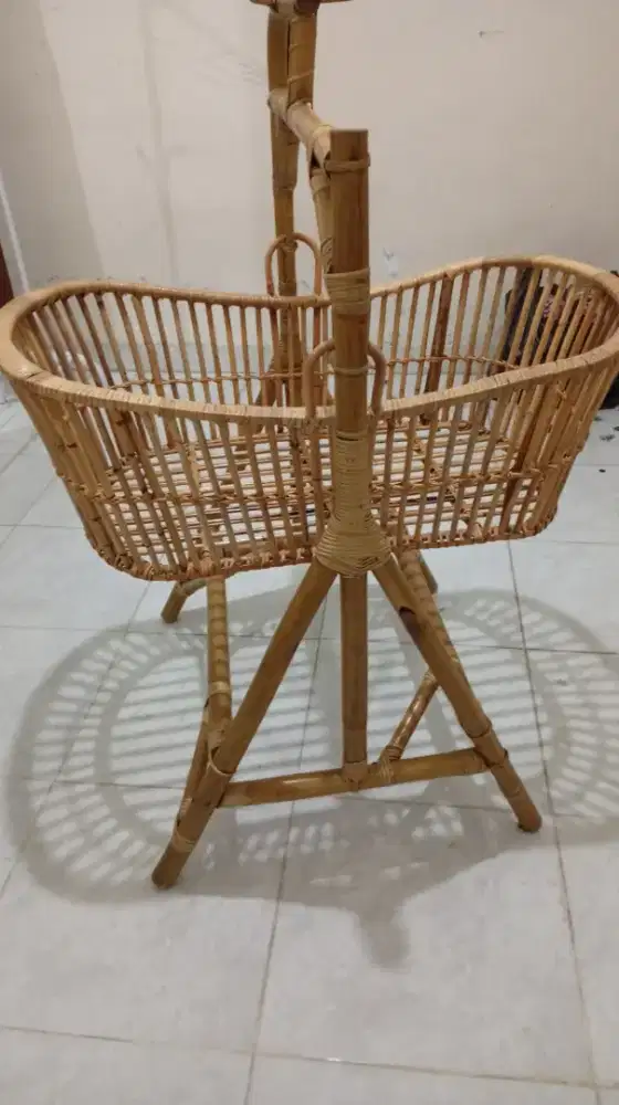 Ayunan bayi anyam terbuat dari bambu, kondisi masih bagus