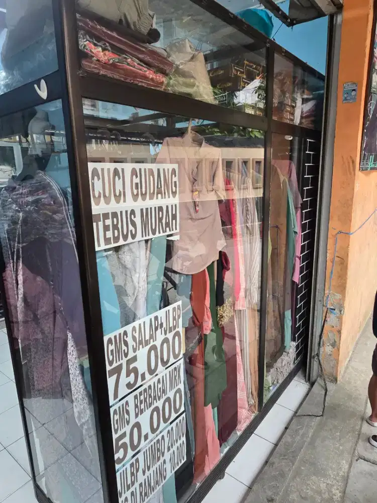 Etalase baju sangat sangat terawat