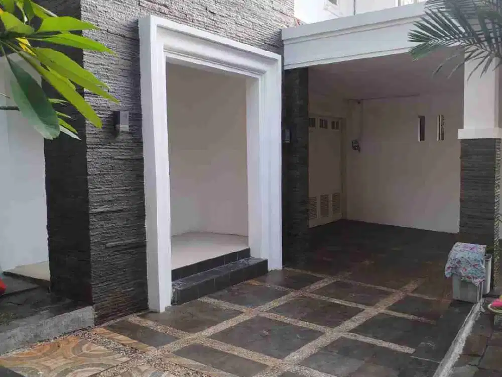 Disewakan  Rumah 2 lantai,di Cempaka Putih.jakarta pusat.