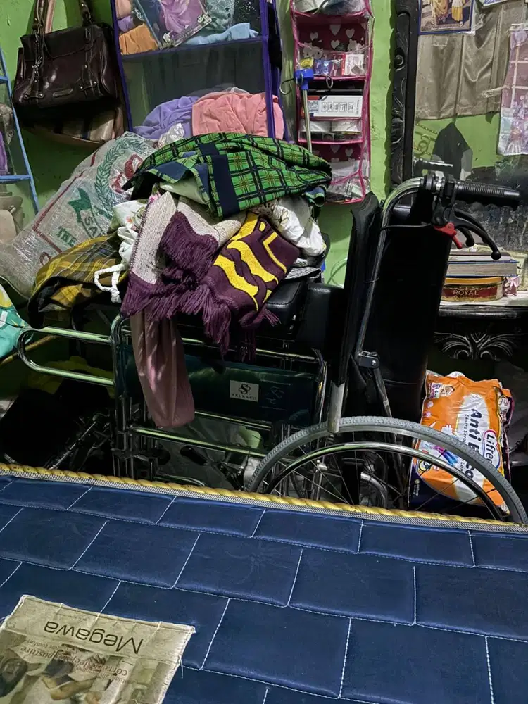 Kasur rumah sakit atau hospital bed+Kursi Roda