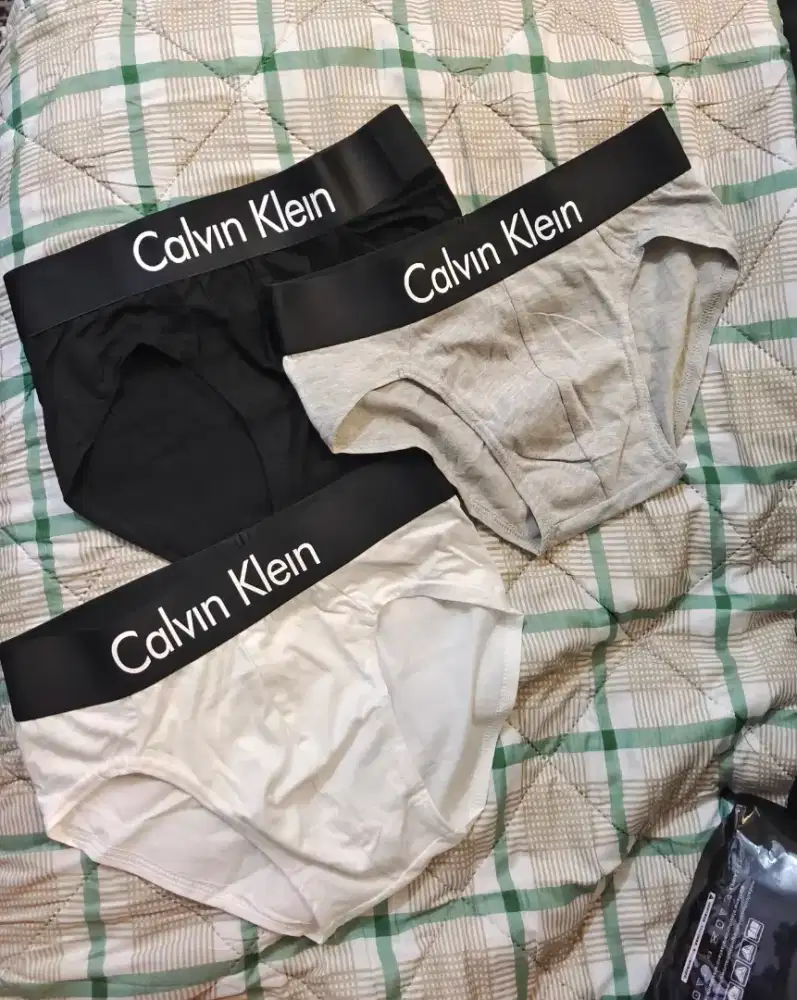 Celana dalam Calvin Klein ukuran M