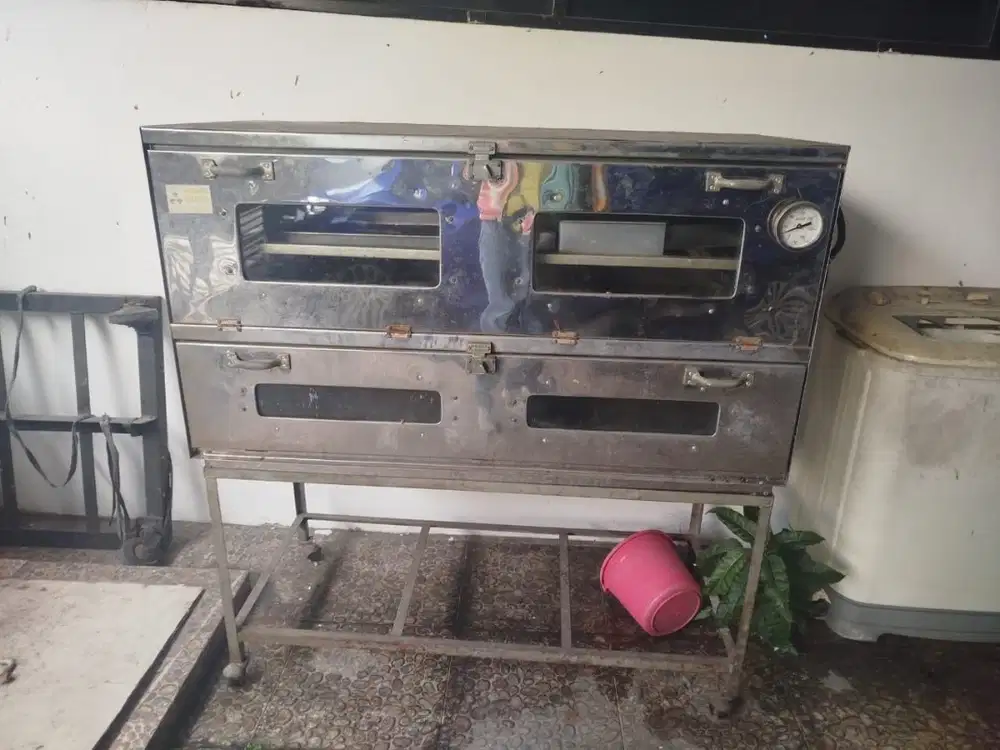 Dijual Cepat oven gede  buat panggang kue2 jt nego