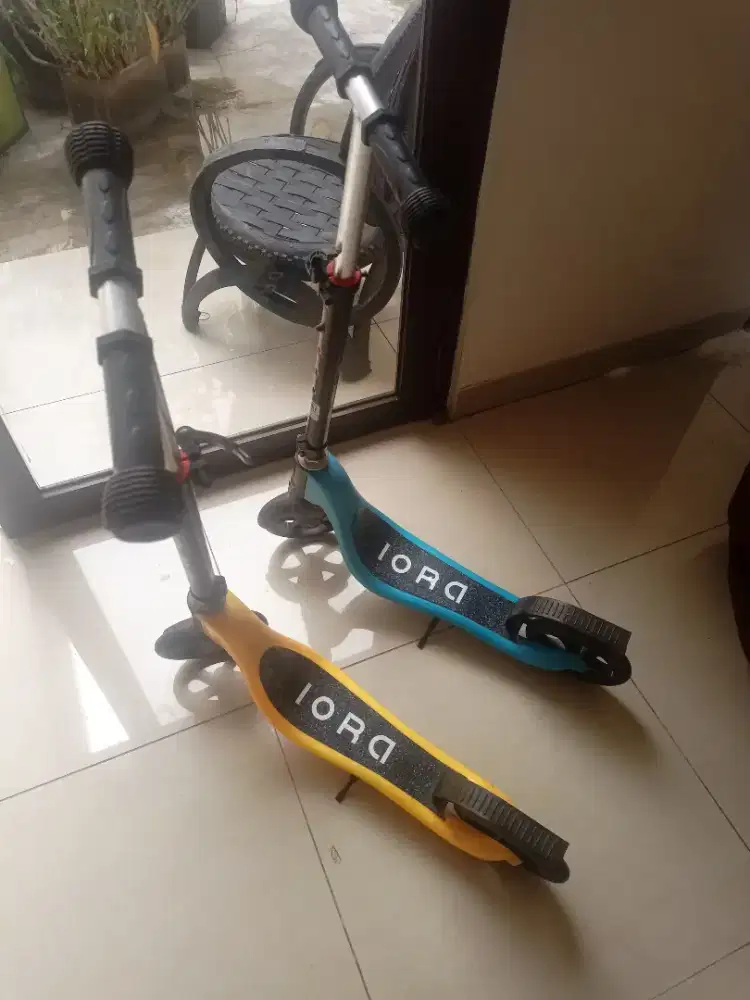 Borong 2 skuter anak iora.