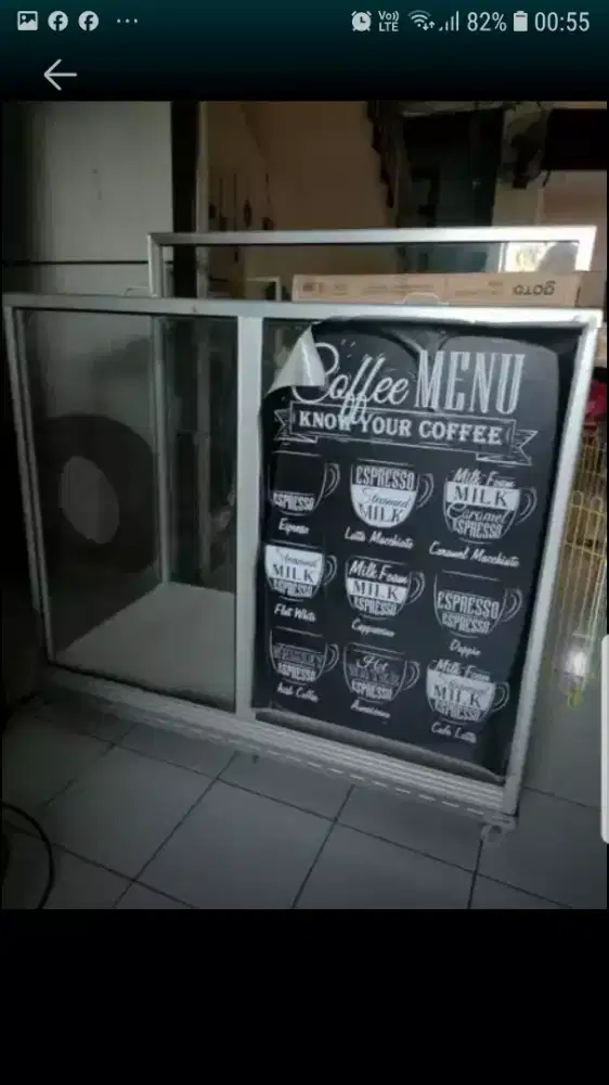 Etalase kaca bukaan atas