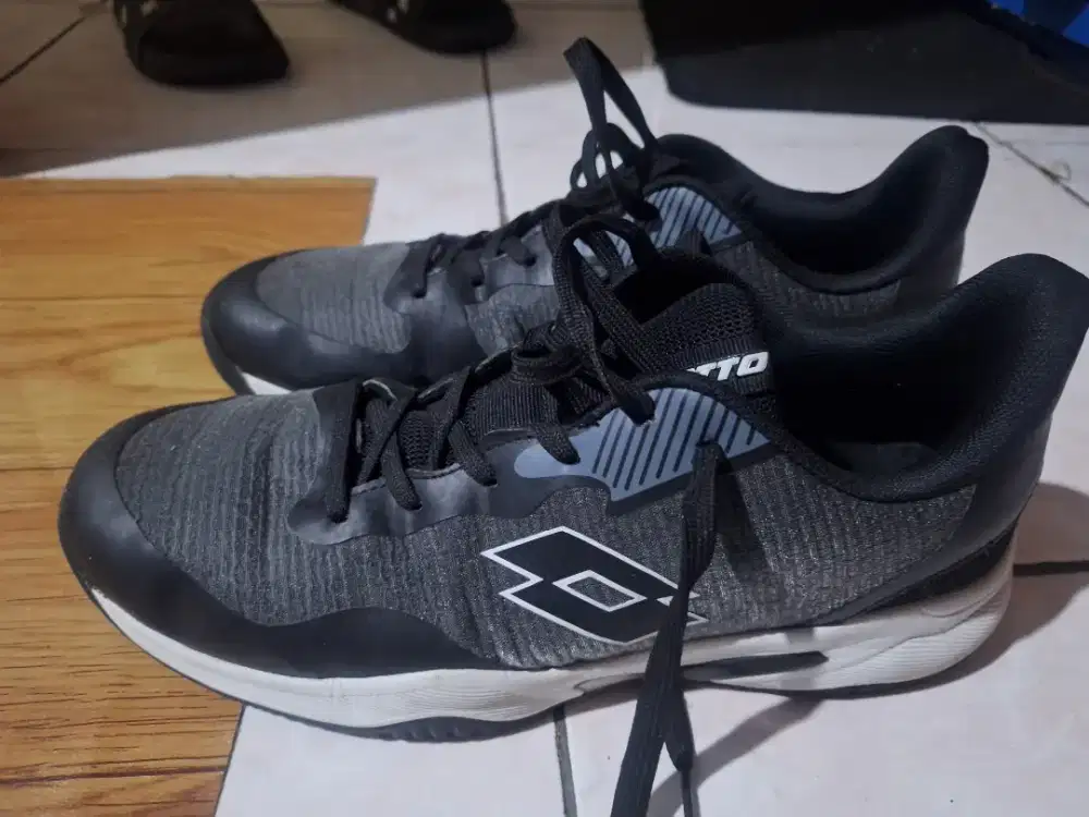 Sepatu tenis black