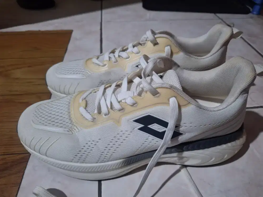 Sepatu lari santai
