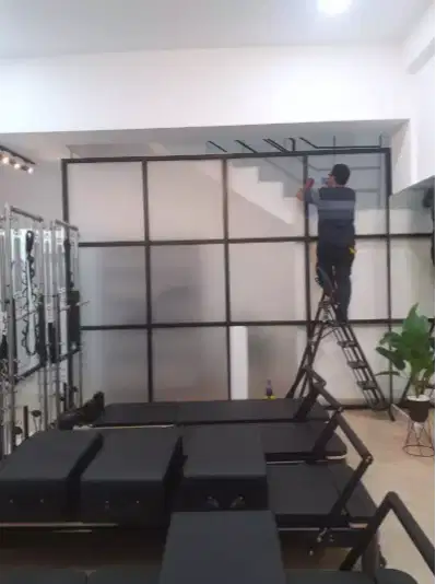 Pasang sticker kantor sandblast gedung kaca film cutting stiker rumah