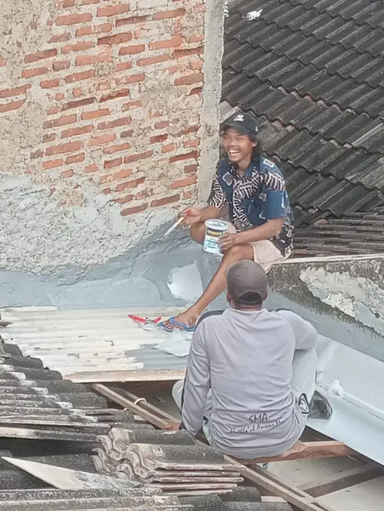 Kami menerima panggilan untuk perbaikan atap bocor dll