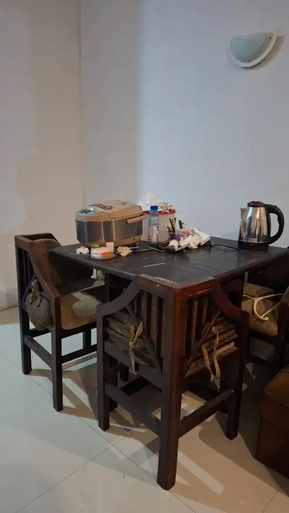 Meja makan kotak