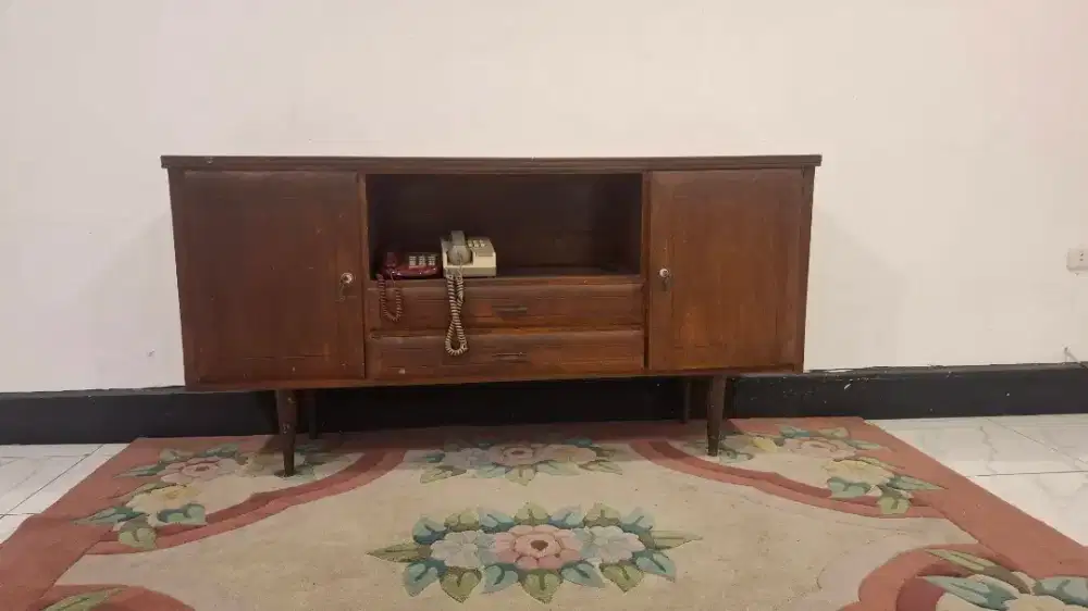 Lemari tempat barang dan pajangan jaman dulu