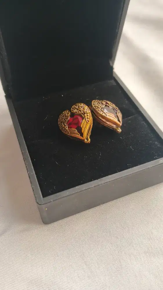 Anting Vintage Heart-Shaped Stud Earrings with Red Crystal