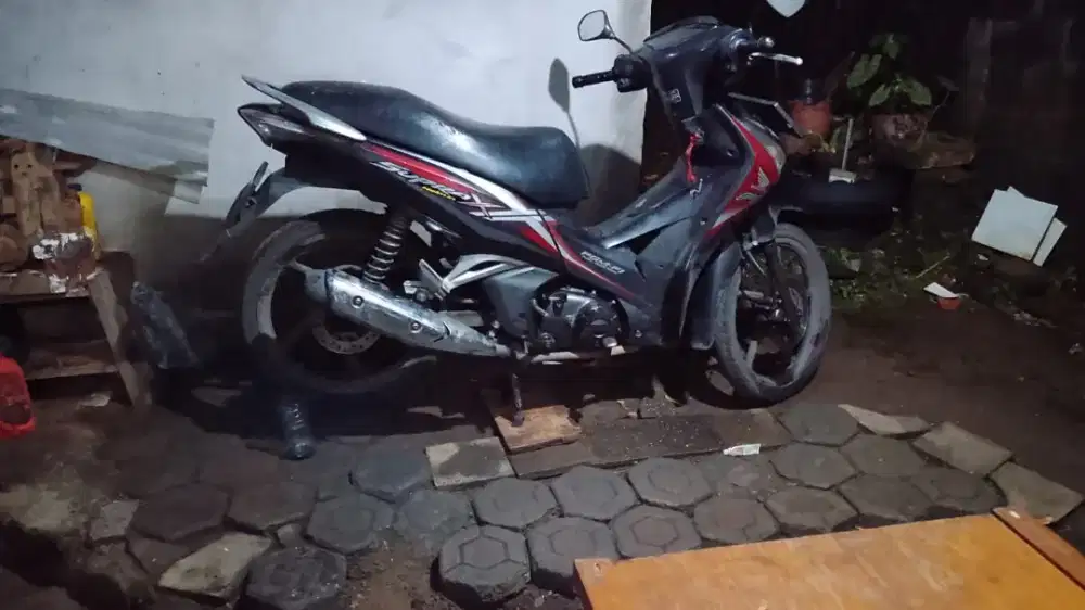 Supra bapak-bapak helm in
