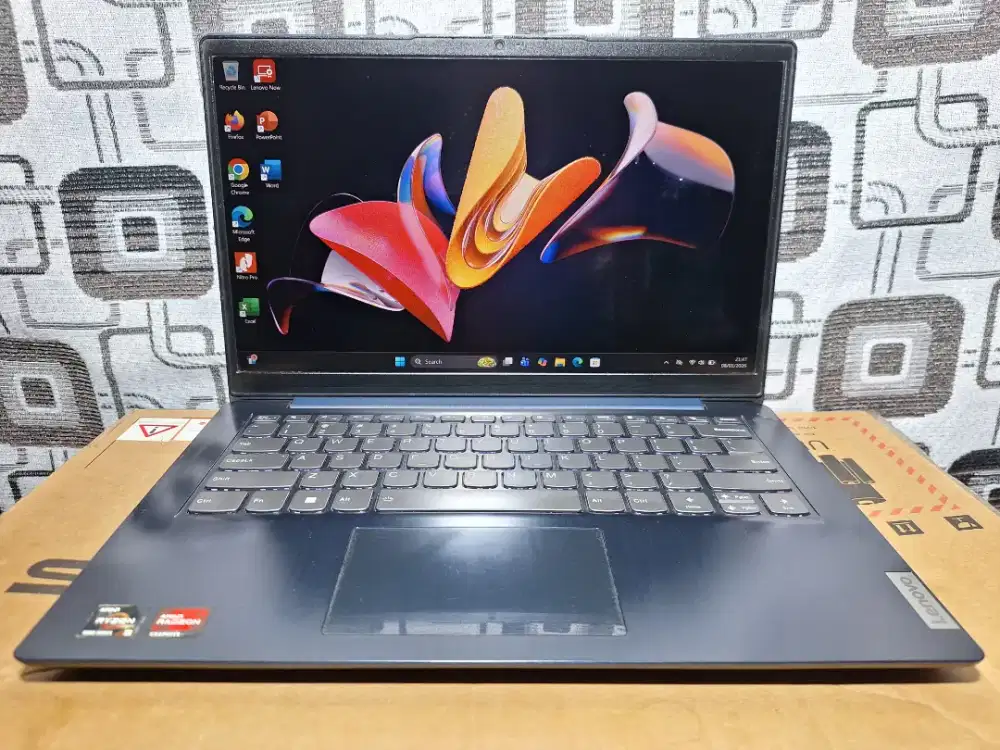 Laptop Lenovo Ryzen 5 ram 8gb ssd 512gb keyboard nyala VGA 2gb mantap