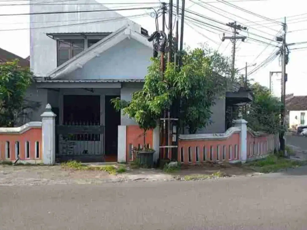 Rumah cantik plus usaha minimarket murah, BU, Di jual seharga tanah saja karena di bank, lokasi di Maguwoharjo belakang RS HERMINA