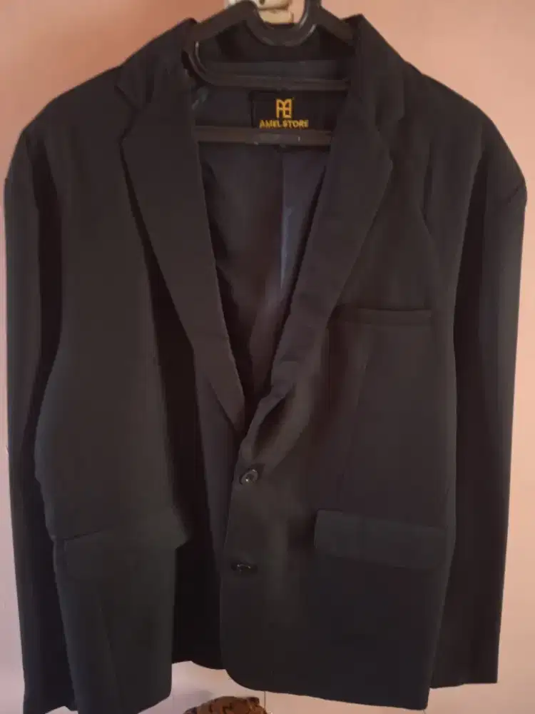 Dijual Jas warna hitam untuk laki2. Jas untuk acara resmi. Nego