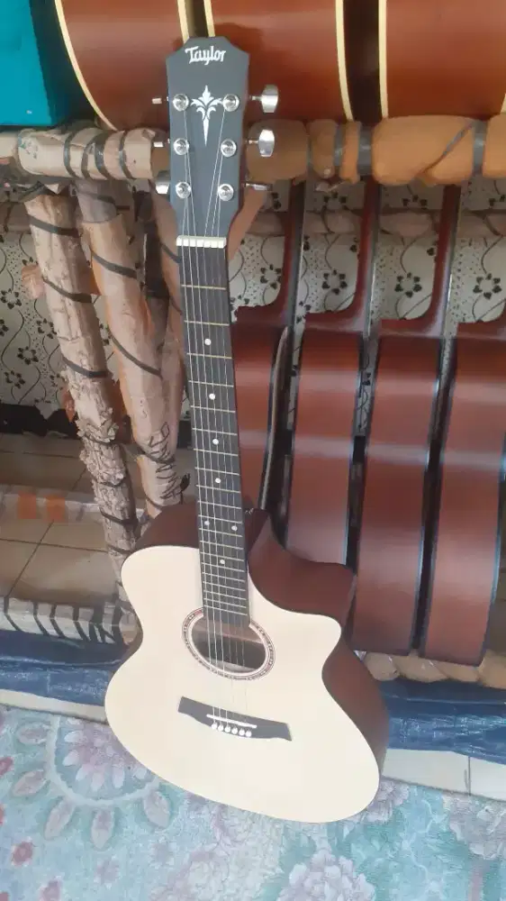 GITAR AKUSTIK TAYLOR