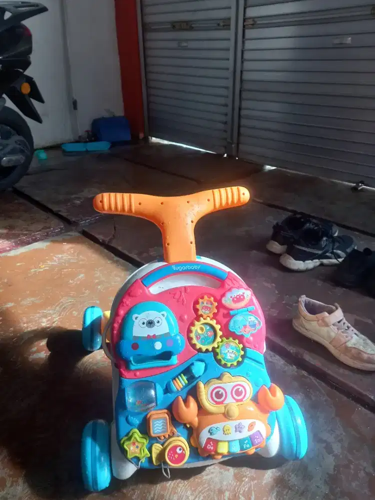 Dorongan pegangan bayi belajar jalan