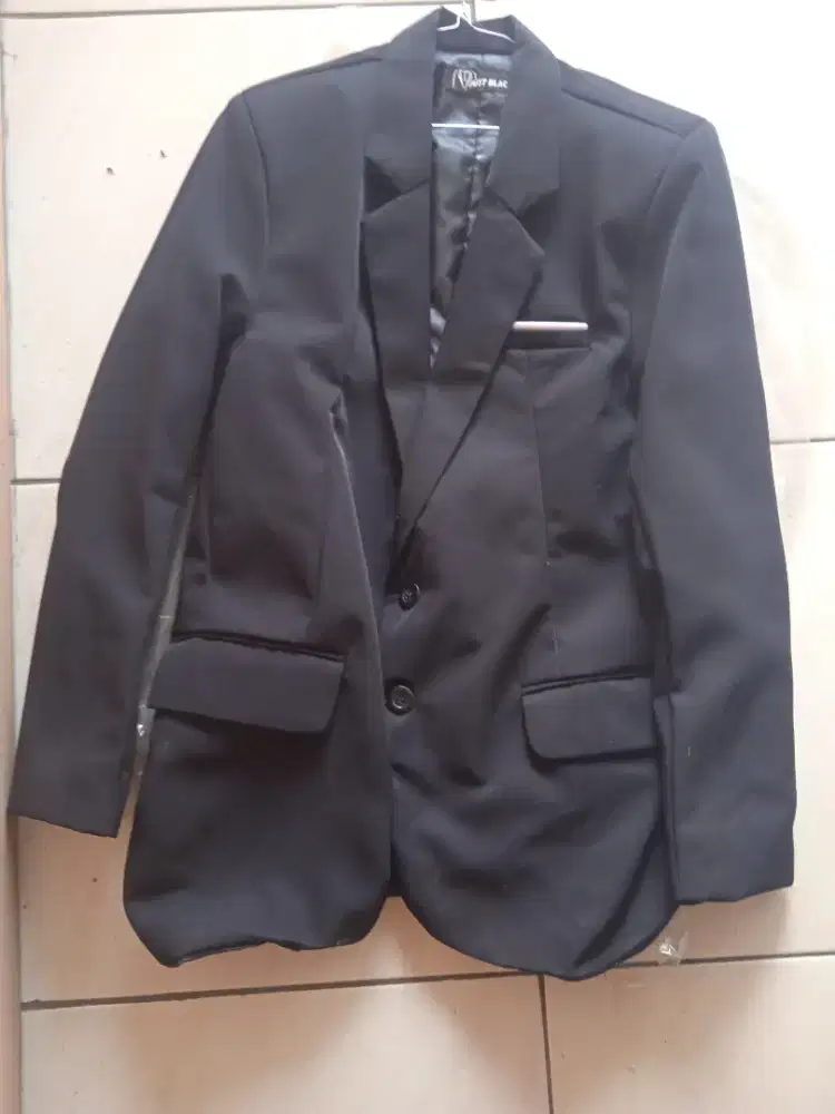 Dijual Jas formal untuk laki2 warna hitam, bahan bagus. Nego