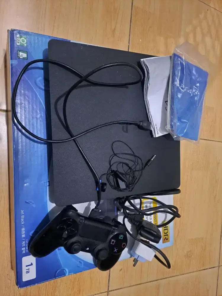 [DIJUAL] PS4 Slim 1TB  & Full Set (Bonus Game, Headset & Saldo PSN)