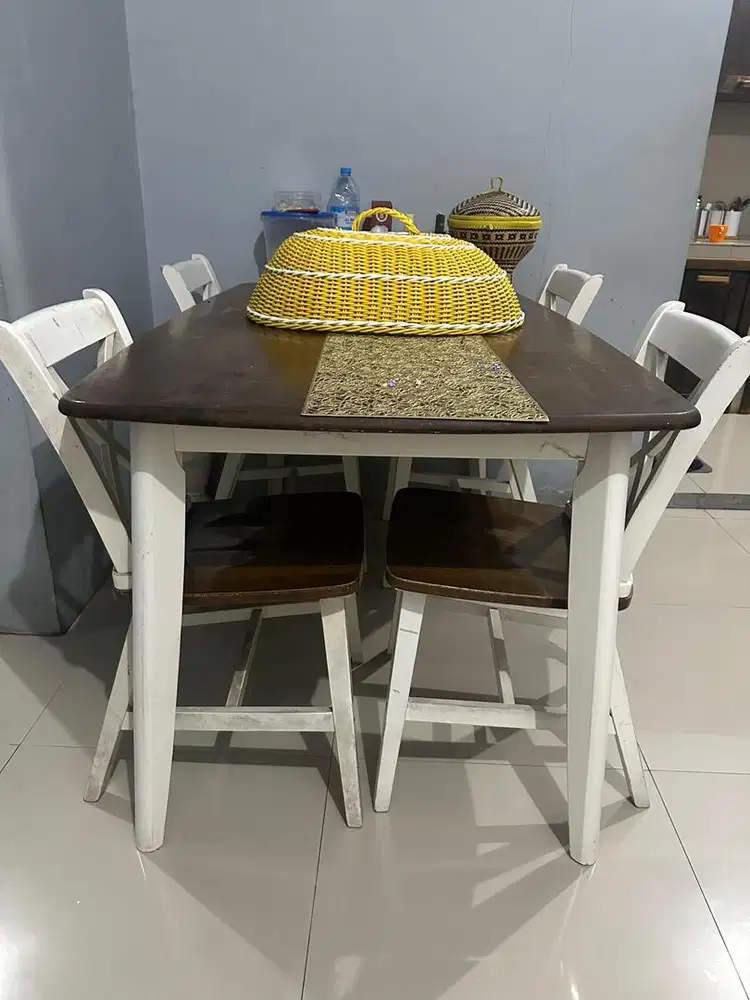 Meja makan X Informa