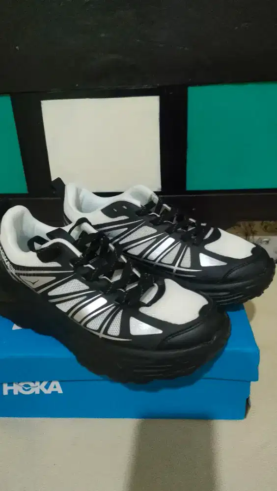 Sepatu sneaker Hoka mafate
