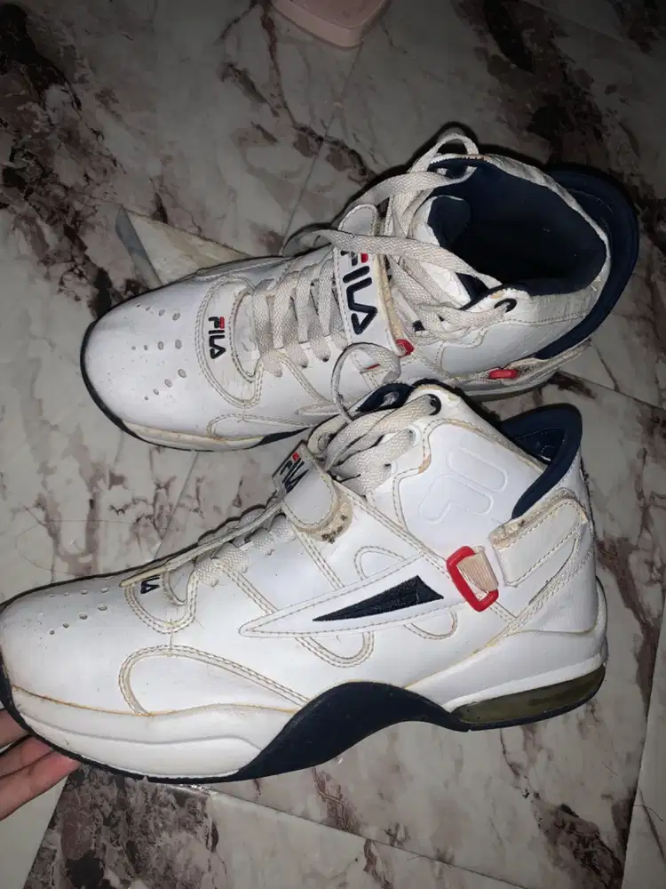 Sepatu Pria merek FILA ukuran 43