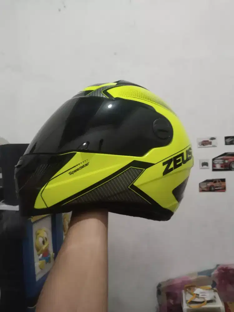 Helm Zeus masih baru gres