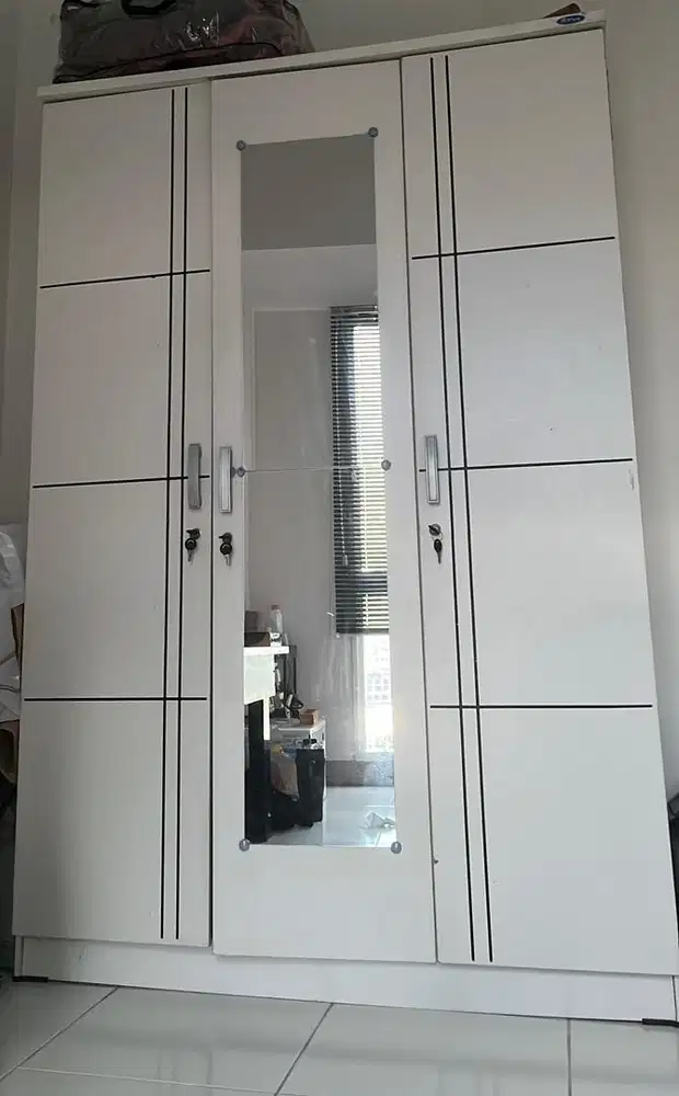 Lemari dan meja