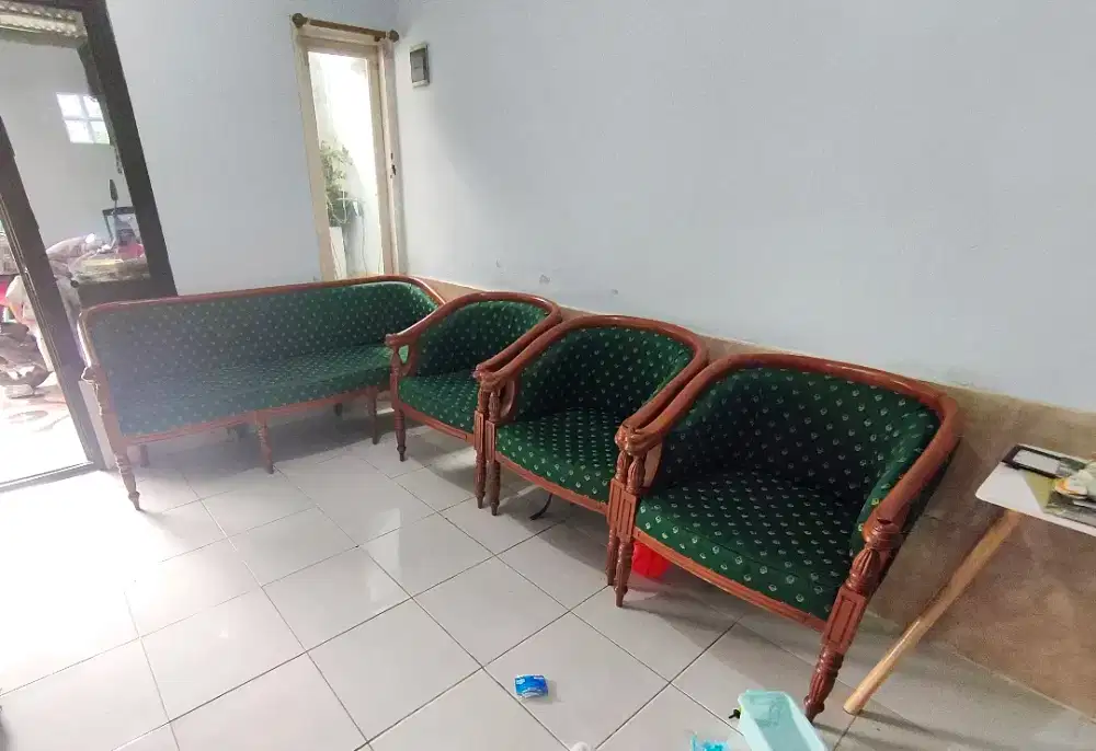 Kursi ruang tamu