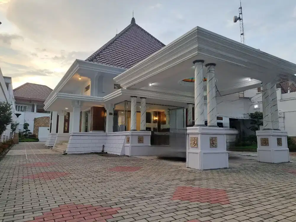 Rumah Raya Darmo Pusat Kota Surabaya  Siap pakai Ada 8 unit AC dan perabotan.