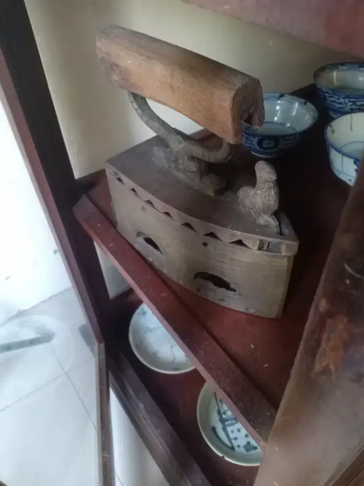 setrika besi jaman batu