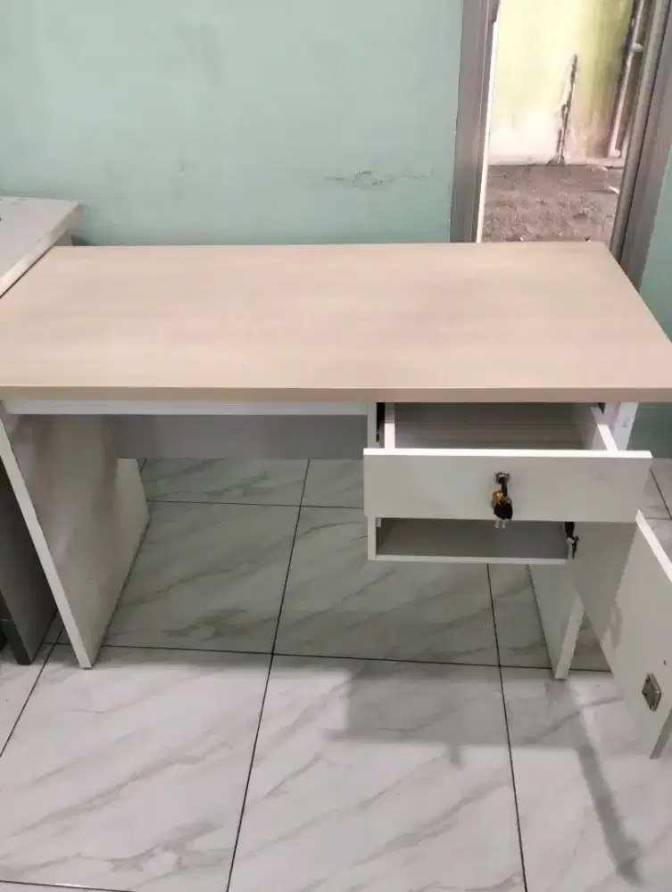 Meja kantor 2 pemakaian 1 Thn minus kotor debu