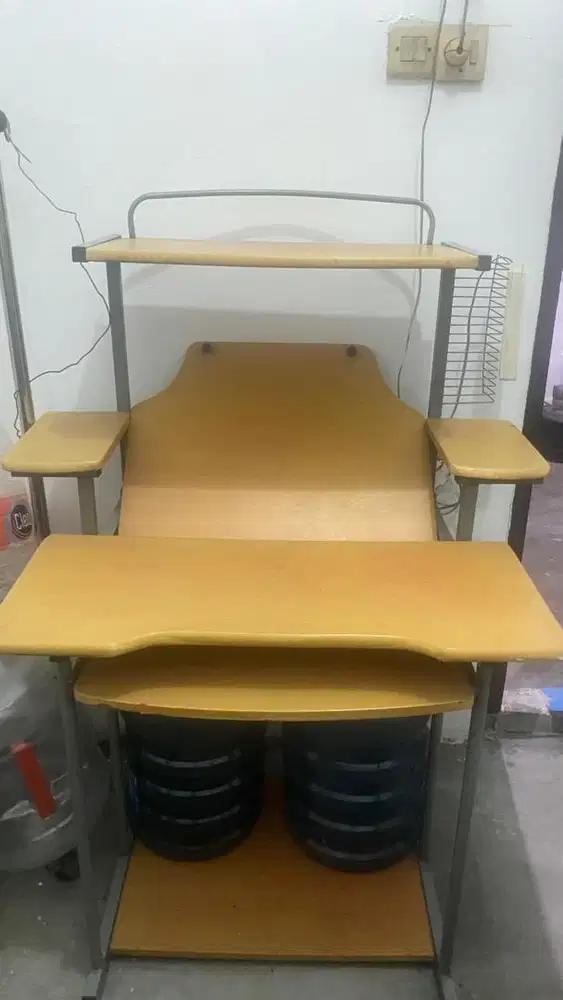 Meja komputer bekas