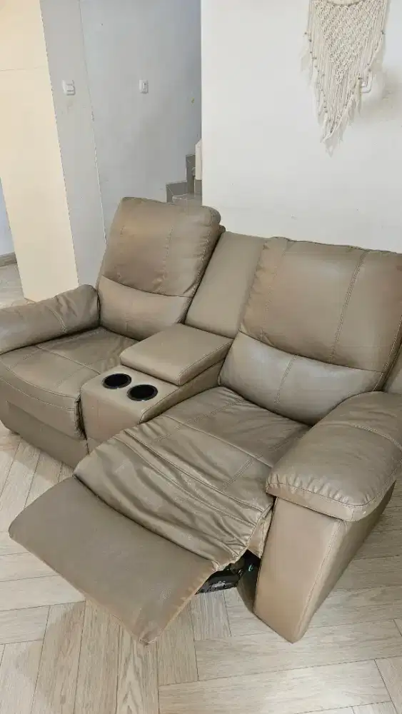 Sofa reclinernya 2 seat dengan cup holder