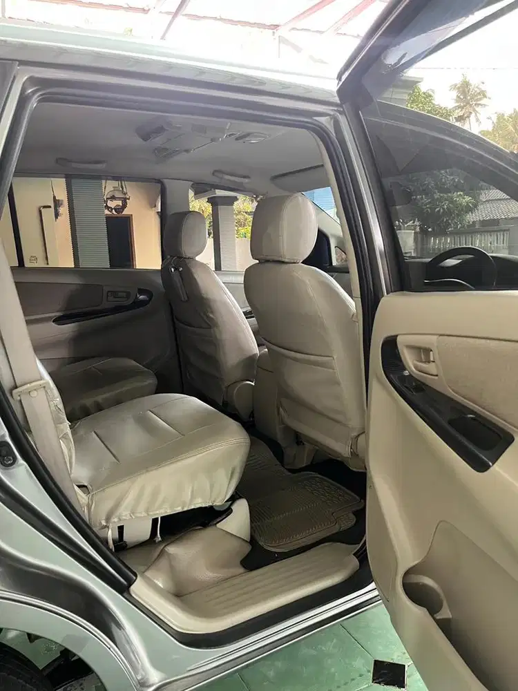 DIJUAL INNOVA BENSIN TYPE G LUXURY 2011