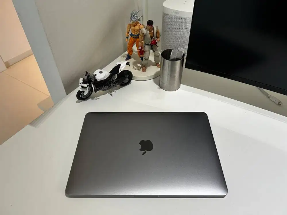 Macbook Pro 13 Inch 2020 M1 (Gratis Tas + Casing Armor 400rban)