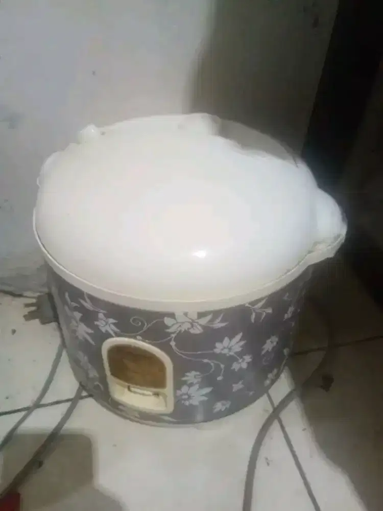 Magic com 1,8 l, masih bagus normal, masih kinclong