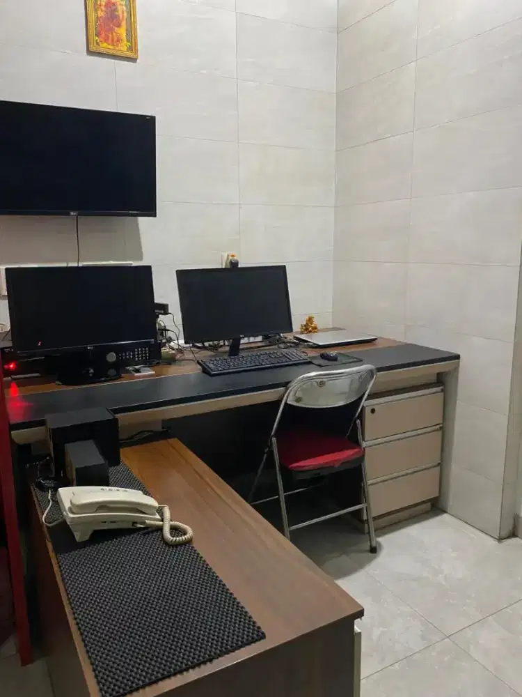 Meja kantor kondisi mulus